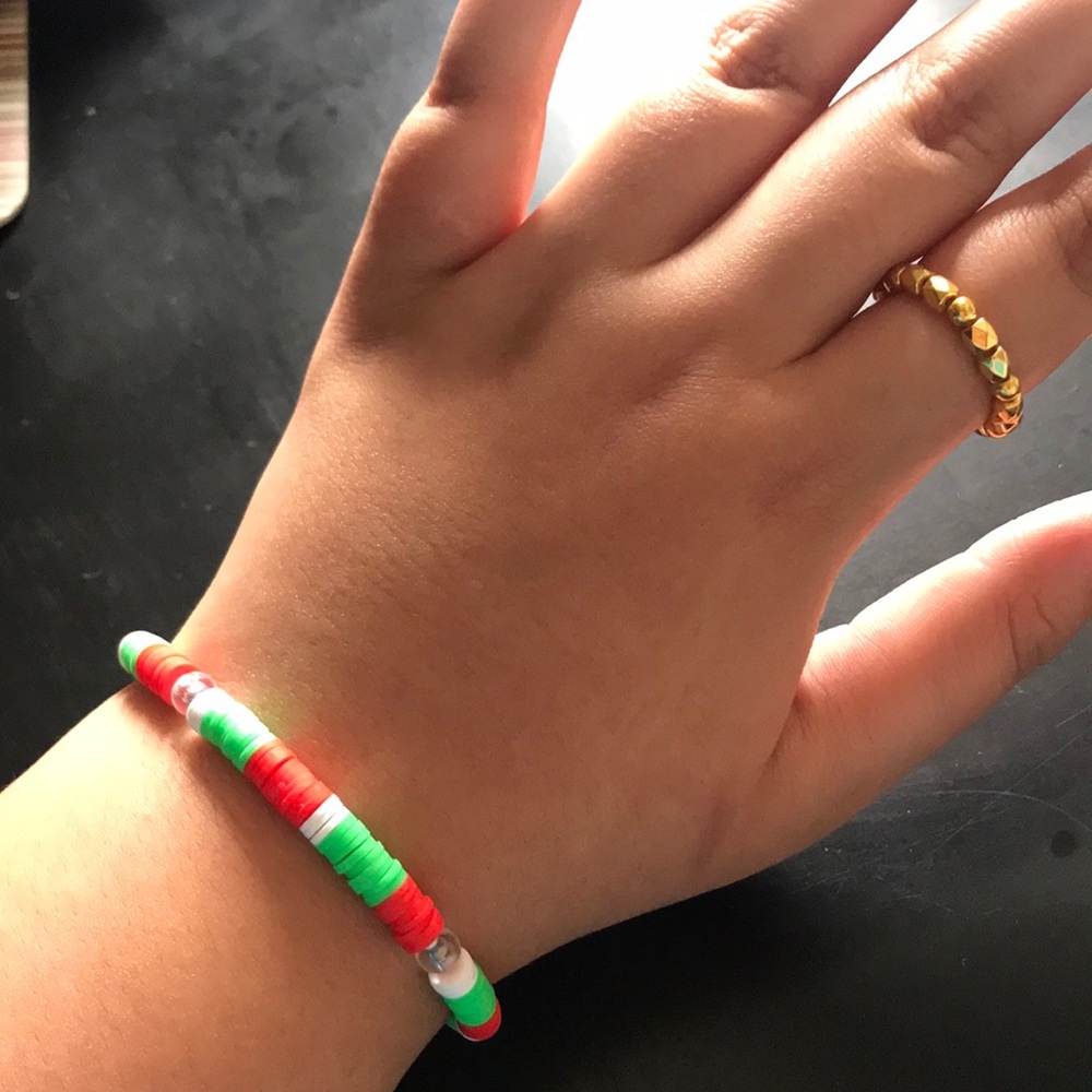 Heshi bead bracelet with beaded gold ring